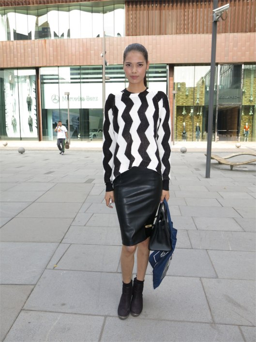 I loved the proportions between her leather skirt and the flat ankle boots. Belle du Jour. 